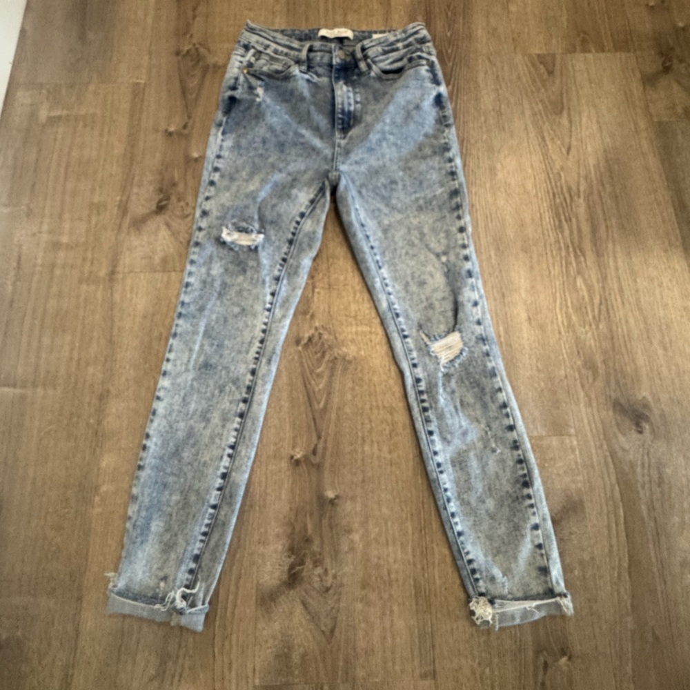 Judy Blue Light Wash Skinny Jeans with Knee Distressing